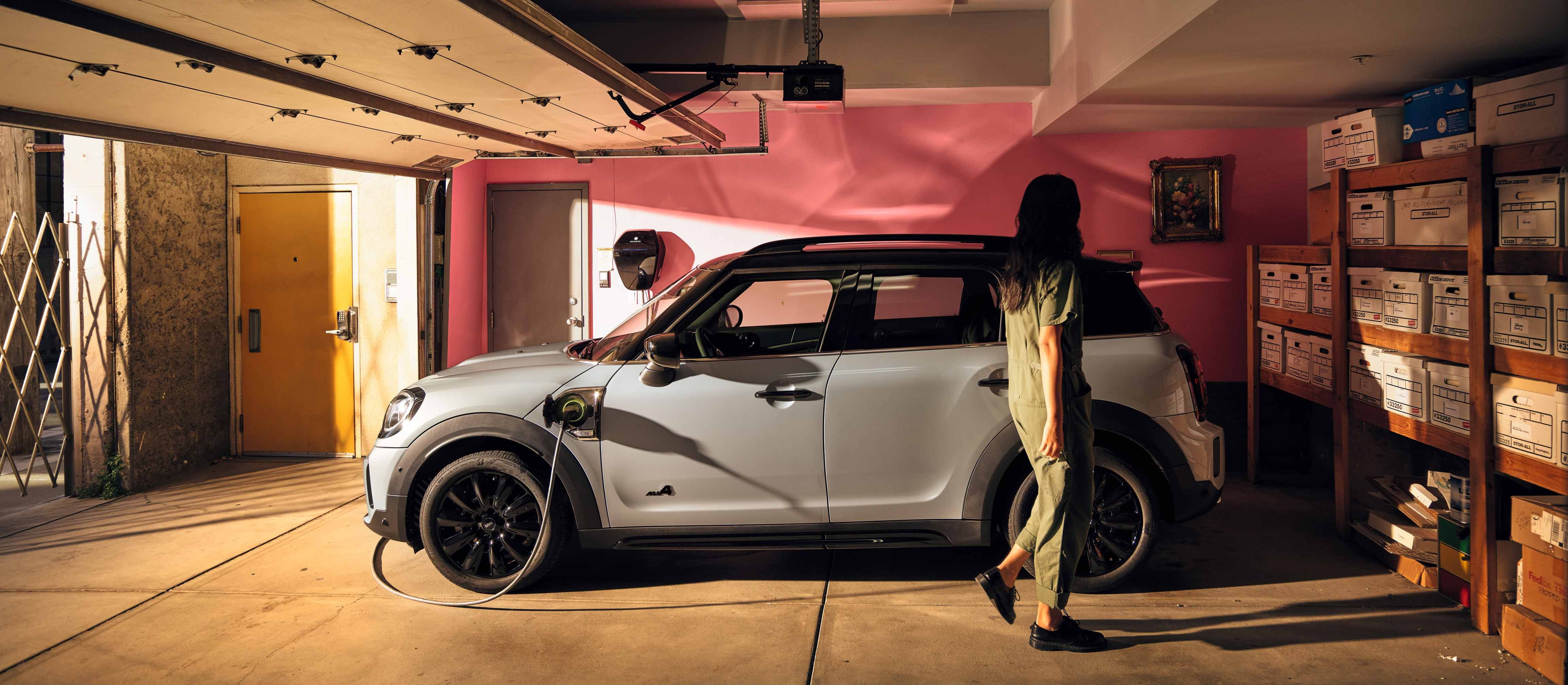 自宅で充電するMINI PHEV